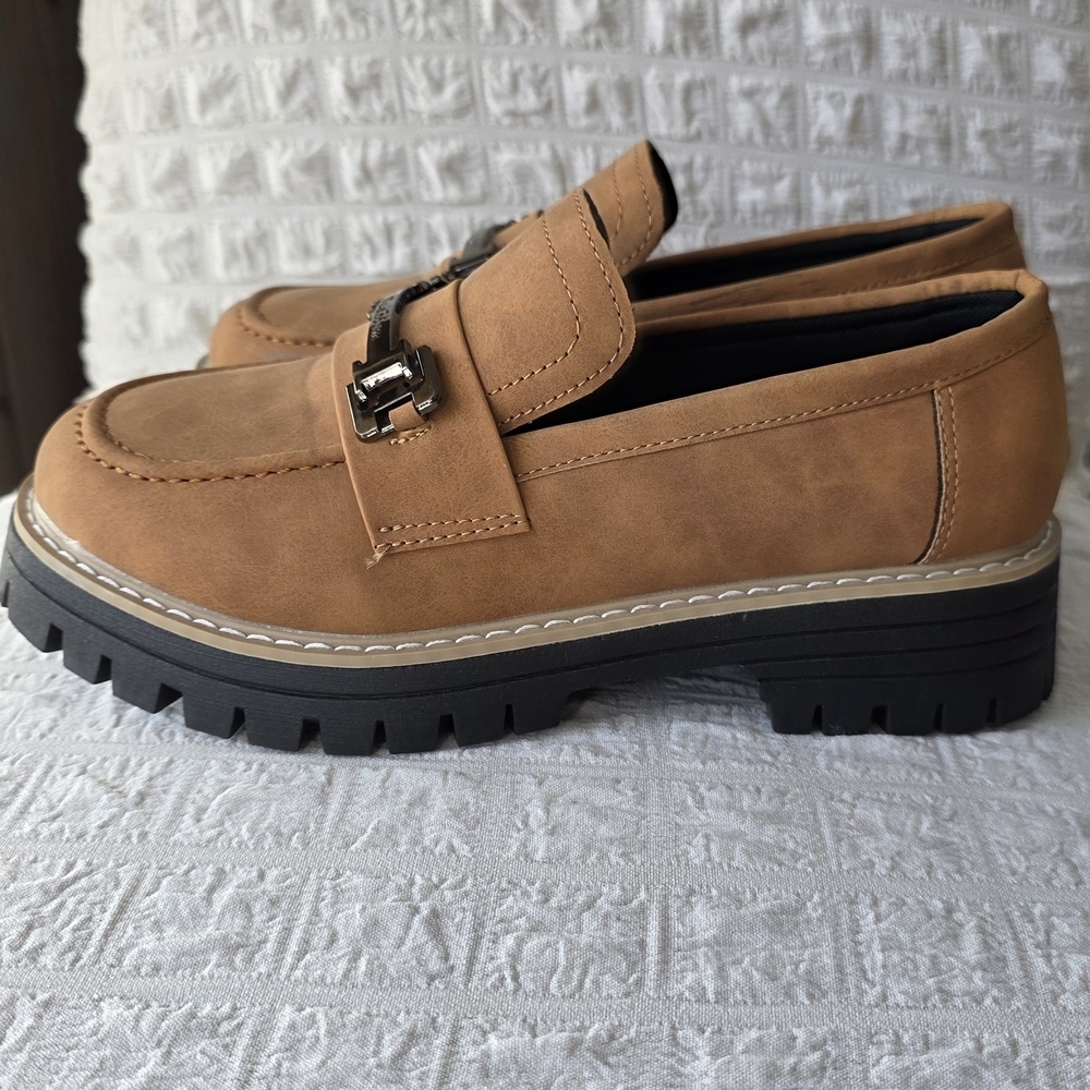 Elegant Women's Brown Loafers with Black Sole - Picture 4 of 7